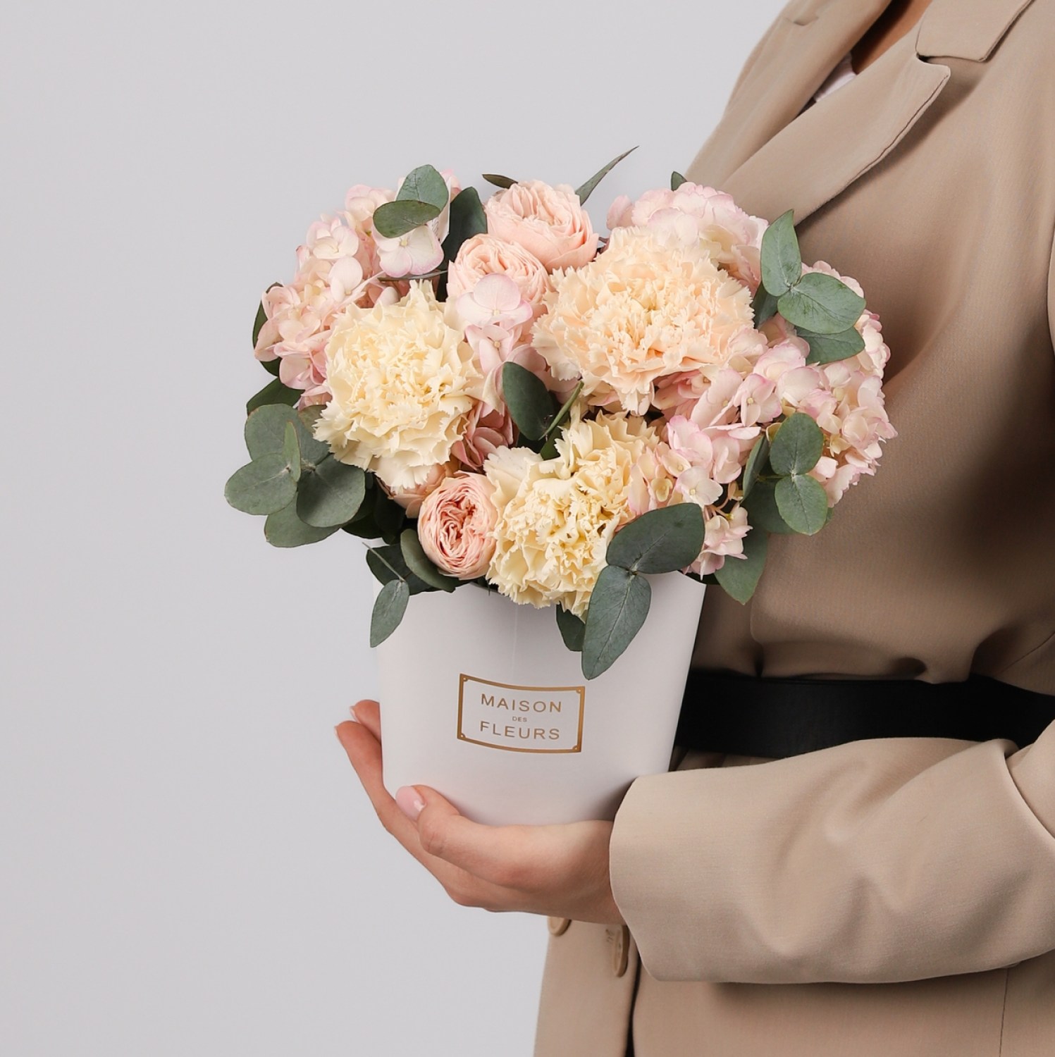 Цветы в коррбке с пион розой и гортензией